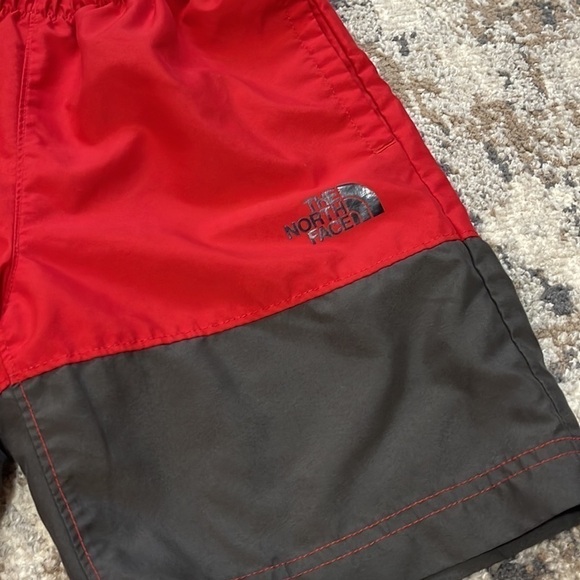 The North Face boys shorts - Picture 2 of 4